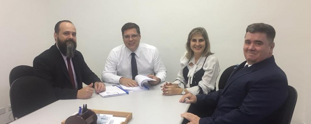 Leia mais sobre o artigo Presidente da Comissão de Direitos e Prerrogativas da OAB Guarulhos, Dr. Eduardo Ferrari em reunião com a diretoria da Subseção, comunicou mais uma vitória da advocacia local