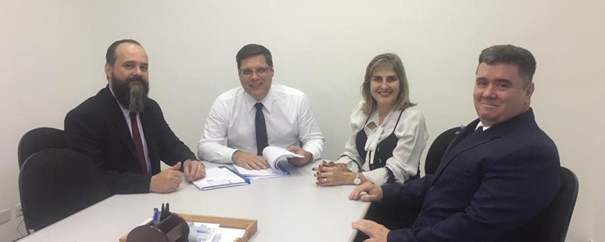 Você está visualizando atualmente Presidente da Comissão de Direitos e Prerrogativas da OAB Guarulhos, Dr. Eduardo Ferrari em reunião com a diretoria da Subseção, comunicou mais uma vitória da advocacia local