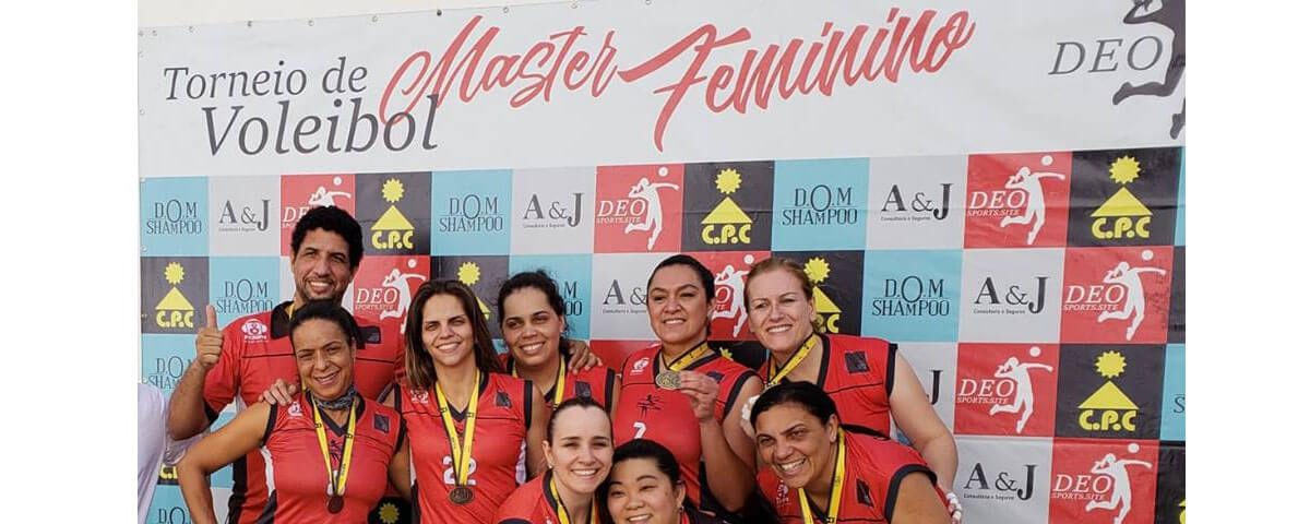 You are currently viewing Time de Vôlei Feminino da OAB Guarulhos vence em 3º lugar na Copa DEO de Vôlei Master Feminino no Continental Parque Clube.